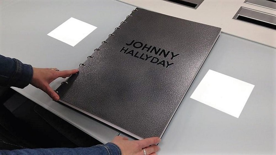 Een XXL-boek van 7 kg als hulde aan Johnny Hallyday